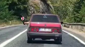 Karabük'te sürücü tehlikeli bir yolculuk yaptı: Ayaklarını camdan dışarı çıkardı