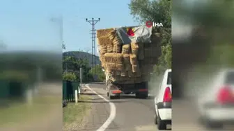 Kamyondan düşen saman balyaları sürücülere zor anlar yaşattı