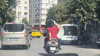 Eskişehir'de motosiklette çanak anten taşımak tehlike yarattı