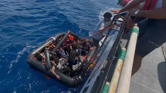 Marmaris açıklarında Yunan sahil güvenlik göçmenleri Türk karasularına geri itti