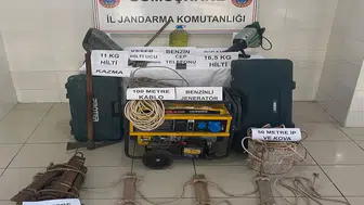 Gümüşhane'de izinsiz kazı yaparken yakalanan üç kişi adliyeye sevk edildi