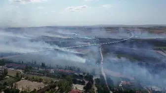 Silivri'de tarlada çıkan yangın geniş alana yayıldı