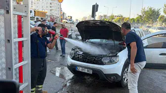 Seyir halindeki otomobil alev alev yandı, mikser sürücüsü yangını söndürdü