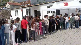 Kendi halı sahalarını yapan çocukların mutluluğu: futbol toplarına kavuşmuş durumdalar