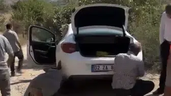 Adıyaman'da şarampole giren otomobil diğer sürücülerle kurtarıldı