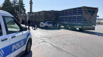 Sivas'ta polis kontrolüne uymayan sürücü tırın altına girdi: 2 yaralı