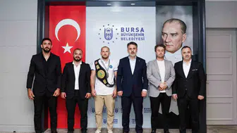 Bursa’nın dünya şampiyonu güreşçisine başkan vekilinden kutlama
