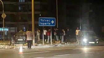 Isparta'da kavşakta iki otomobil çarpıştı: Yaralılar hastaneye kaldırıldı