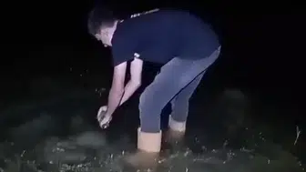 Amatör balıkçıdan doğaya duyarlı hareket: Yavru sazanı suya geri bıraktı