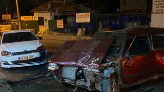 Eskişehir'de çarpışan iki otomobilin kaza anı ve sonrasında yaşananlar