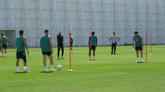 Konyaspor, Fenerbahçe için hazırlıklarını sürdürüyor: İlhan Palut, takımın performansına dair değerlendirmelerde bulundu