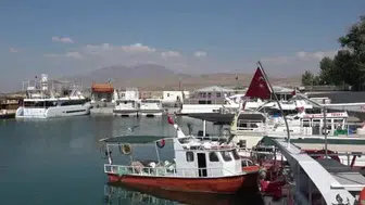 Van gölünde deniz otobüsü seferleri yine iptal: Turistler ulaşımda zorlanıyor
