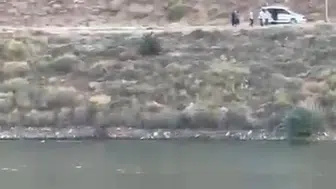 Yüksekova'da baraj gölüne düşen otomobil büyük tehlikeyi önledi