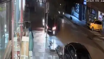 Elazığ'da iki otomobilin çarpışma anı güvenlik kamerasında görüntülendi
