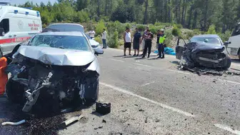 Antalya'da trafik kazasında hayatını kaybeden oldu, 3 kişi yaralandı