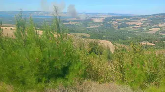 Lapseki'de tarım arazisinde çıkan yangına müdahale sürüyor