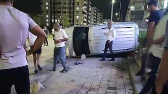 Siirt'te kontrolsüz giden araç kaldırıma çıkarak devrildi