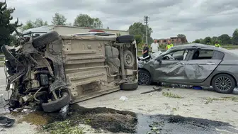 Samsun'daki kazada kontrolden çıkan araç başka bir otomobilin üzerine düştü: 4 yaralı