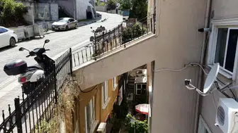 Şile'de ilginç yapı: Üzerinden yol geçen bina dikkat çekiyor
