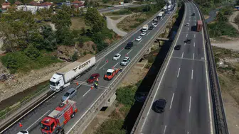 Düzce'de zincirleme kaza: Kamyonet devrildi, 1 yaralı