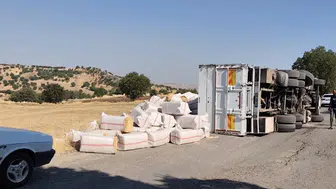 Diyarbakır'da saman yüklü kamyon devrildi, can kaybı yok