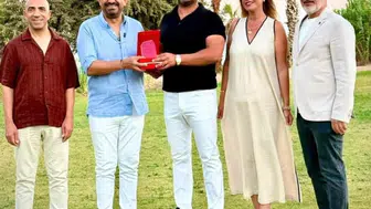 Çeşme'de çevreci plaj işletmecisine ödül: Yüksek lisans tezini hayata geçirdi