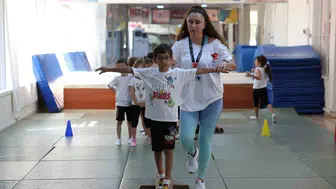 Efeler'de yaz kursu jimnastiği: Minikler eğlenerek güçleniyor