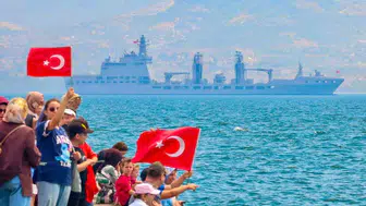 İzmit Körfezi'nde askeri coşku: Türk donanması selam durdu