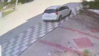 Bolu'da kontrolden çıkan otomobil caminin imam odasına daldı