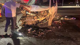 Sakarya'da kaza: hafif ticari araçla çarpışan SUV yan yattı, 7 kişi yaralandı