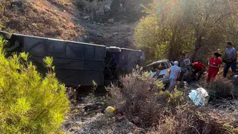 İzmir’de trafik kazasında iki can kaybı: Otobüs ve otomobil şarampole devrildi