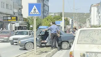 Boyabat’ta meydana gelen trafik kazasında otomobil refüje çıkınca panik yaşandı
