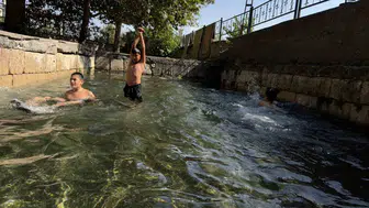 Çocuklar sıcaktan kaçış yollarını çayda buldu