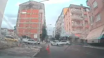 Elazığ'da iki otomobilin kaza anı güvenlik kamerasında