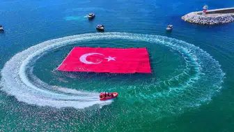 Büyükçekmece körfezinde 660 metrekarelik Türk bayrağı açıldı