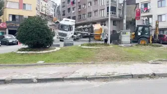 Kağıthane'de kum yüklü hafriyat kamyonu park halindeki araca zarar verdi