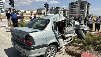 Uşak'ta otomobil ve cip çarpıştı: Kazada 3 kişi yaralandı