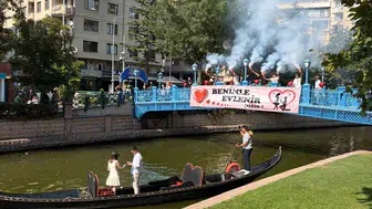 Romantik gondol turunda unutulmaz evlilik teklifi