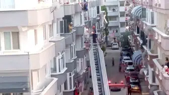 Bursa'da çıkan ev yangınında 2 kişi itfaiye tarafından kurtarıldı
