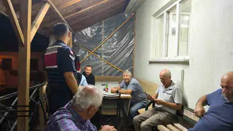 Bilecik'te kahvehanelerde gerçekleştirilen asayiş denetimi vatandaşları bilgilendirdi
