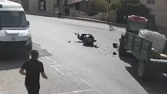 Mersin'de motosiklet ve traktör çarpıştı, sürücü hastaneye kaldırıldı