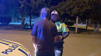 Alkollü sürücünün polis otosuna binerken yaptığı ilginç hata