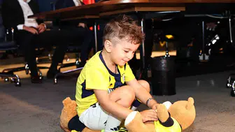 Fenerbahçe'nin genç hayranı Göktuğ, başkan Aziz Yıldırım ile buluştu