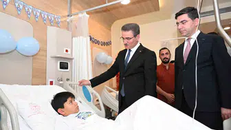 Erzurum valisi sünnet olan çocukları hastanede ziyaret etti