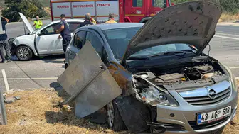Manisa'da kaza: kavşakta otomobiller çarpıştı ve bir kişi yaralandı