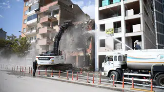 Yeşilyurt'ta metruk yapılara yönelik yıkım çalışmaları devam ediyor