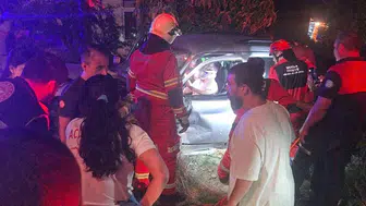 Datça'da korkutan kaza: aracın içinde sıkışan vatandaş itfaiye tarafından kurtarıldı