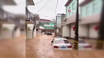 Sel sularında sörf keyfi: Zhejiang'da yaşanan olaylar