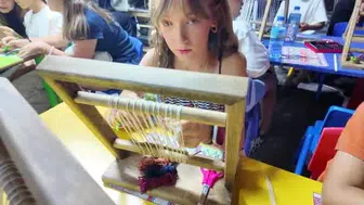 Minikler halı dokumayı eğlenerek öğreniyor