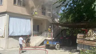 Erzin'de iki katlı evde yangın: Ekipler hızlıca müdahale etti
